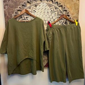 TWO PIECE SCOUPE NECK 3/4 SLEEVE TOP WITH CAPRI BOTTOMS- ARMY GREEN